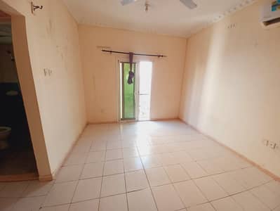 شقة 2 غرفة نوم للايجار في تجارية مويلح، الشارقة - IMG-20241213-WA0067. jpg