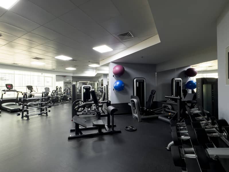 Stylish 2BR with Pool, Gym and Skyline View