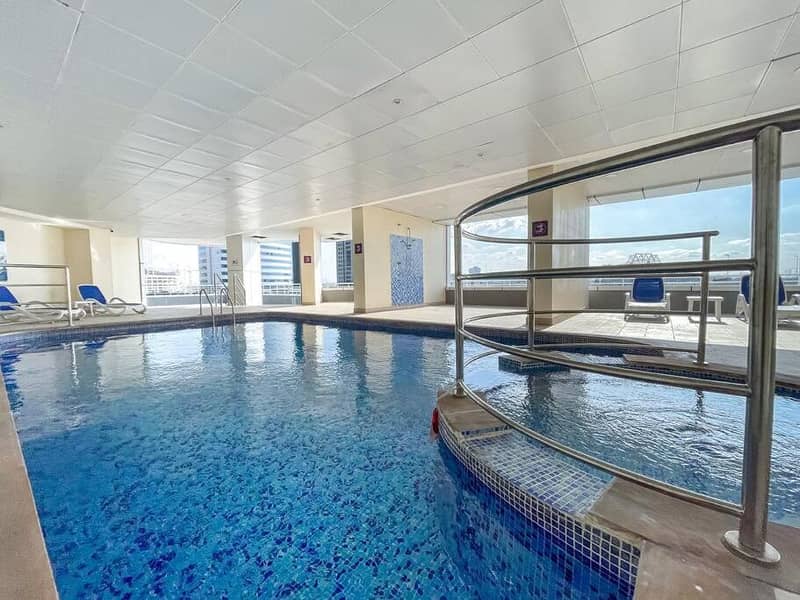 Stylish 2BR with Pool, Gym and Skyline View
