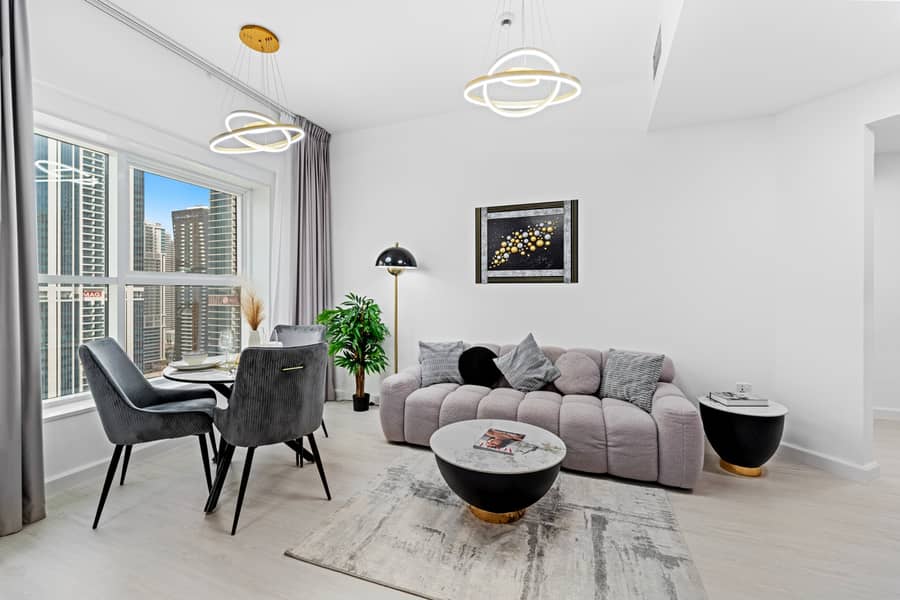 Stylish 2BR with Pool, Gym and Skyline View