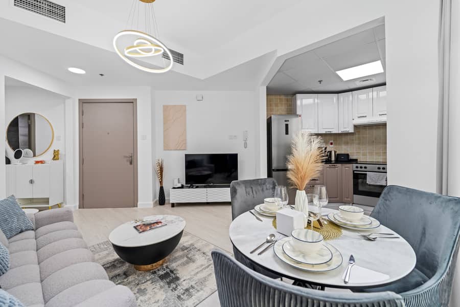 Stylish 2BR with Pool, Gym and Skyline View - Image 6