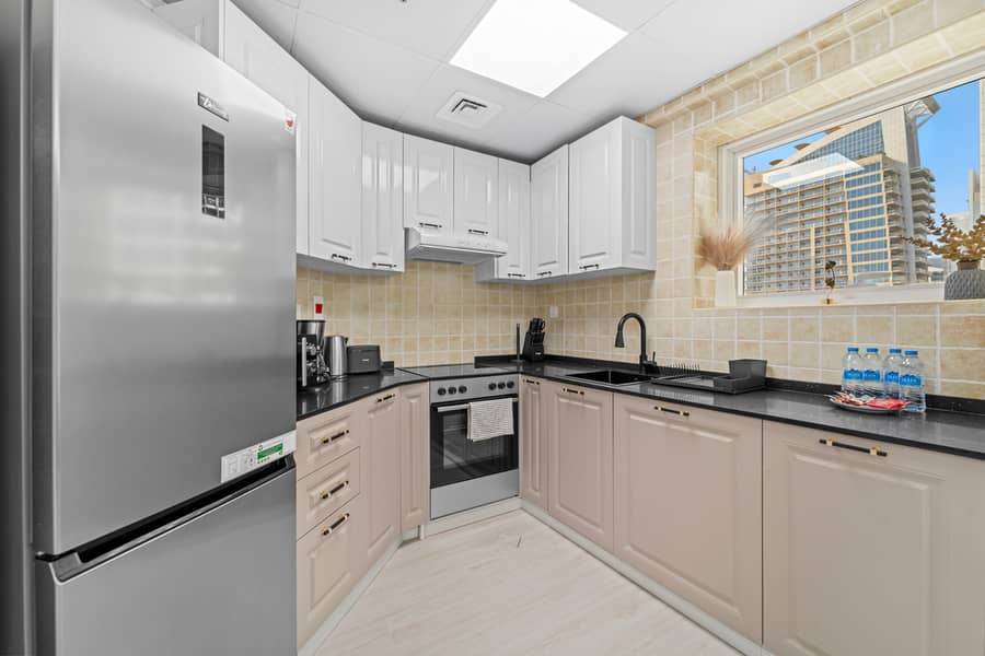 Stylish 2BR with Pool, Gym and Skyline View - Image 8