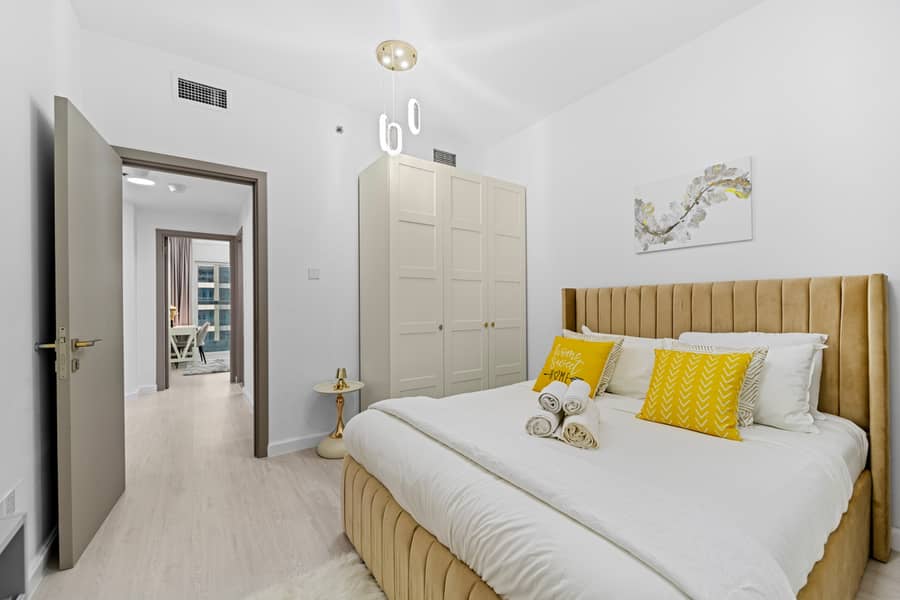 Stylish 2BR with Pool, Gym and Skyline View - Image 9