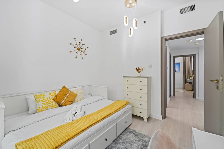 Stylish 2BR with Pool, Gym and Skyline View - Image 14