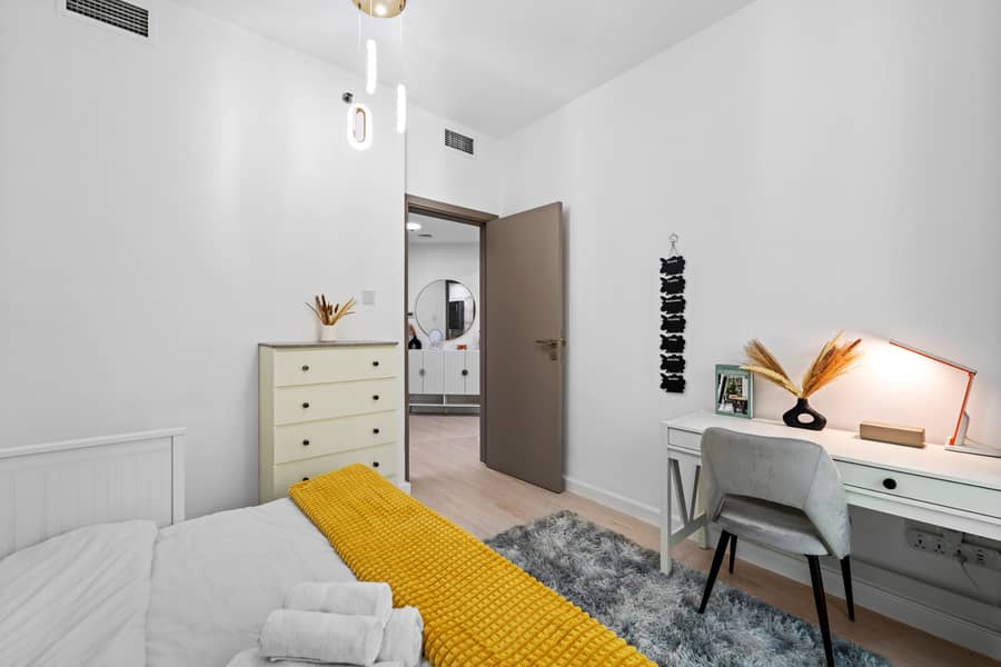 Stylish 2BR with Pool, Gym and Skyline View - Image 15