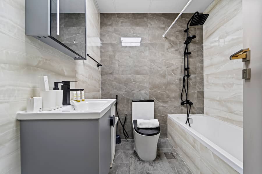 Stylish 2BR with Pool, Gym and Skyline View - Image 16