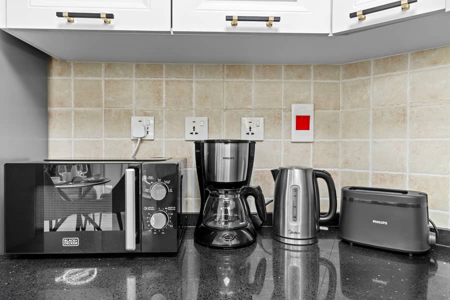 Stylish 2BR with Pool, Gym and Skyline View - Image 17