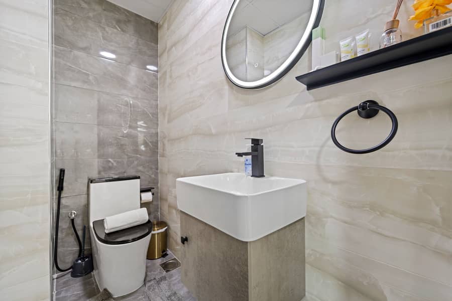 Stylish 2BR with Pool, Gym and Skyline View - Image 18