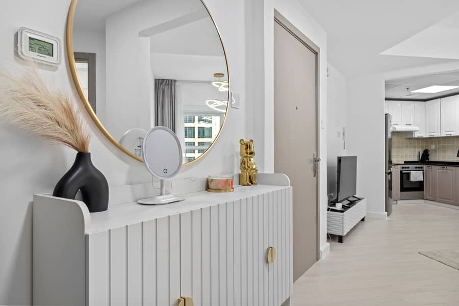 Stylish 2BR with Pool, Gym and Skyline View - Image 20