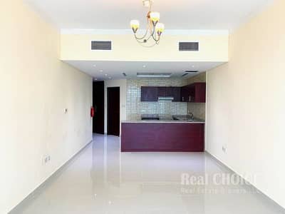 استوديو  للايجار في مدينة دبي الرياضية، دبي - Kitchen & hall-403. jpg