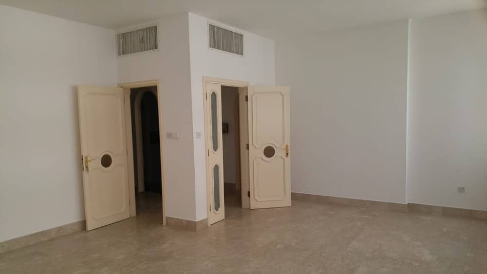 شقة في منطقة الكورنيش 3 غرف 75000 درهم - 4240453