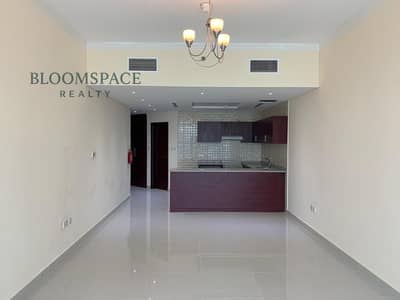 استوديو  للايجار في مدينة دبي الرياضية، دبي - Kitchen & hall-403. jpg