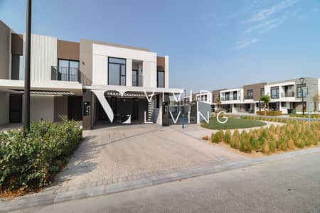 4 Bedroom Villa for Rent in Dubai South, Dubai - Rare 4-Bedroom Corner Villa | Extended Garden | Waterfall Feature