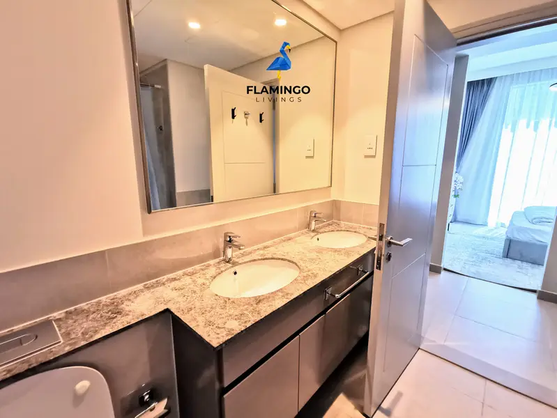 luxurious Fully upgraded with full Downtown Boulevard view