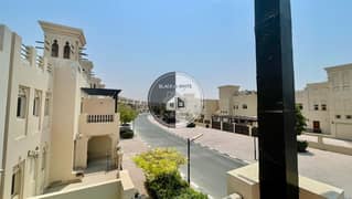 فيلا واسعة مكونة من 3 غرف نوم وصالة في قرية الحمرا