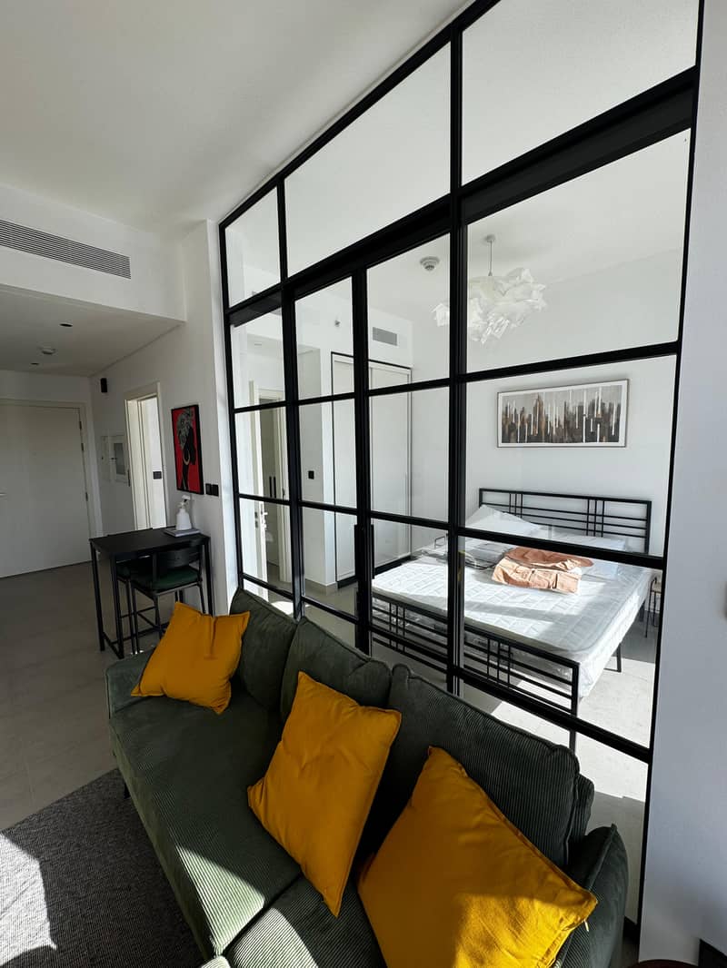 Fully Furnished 1-BHK | Pool View | Prime location - Image 6