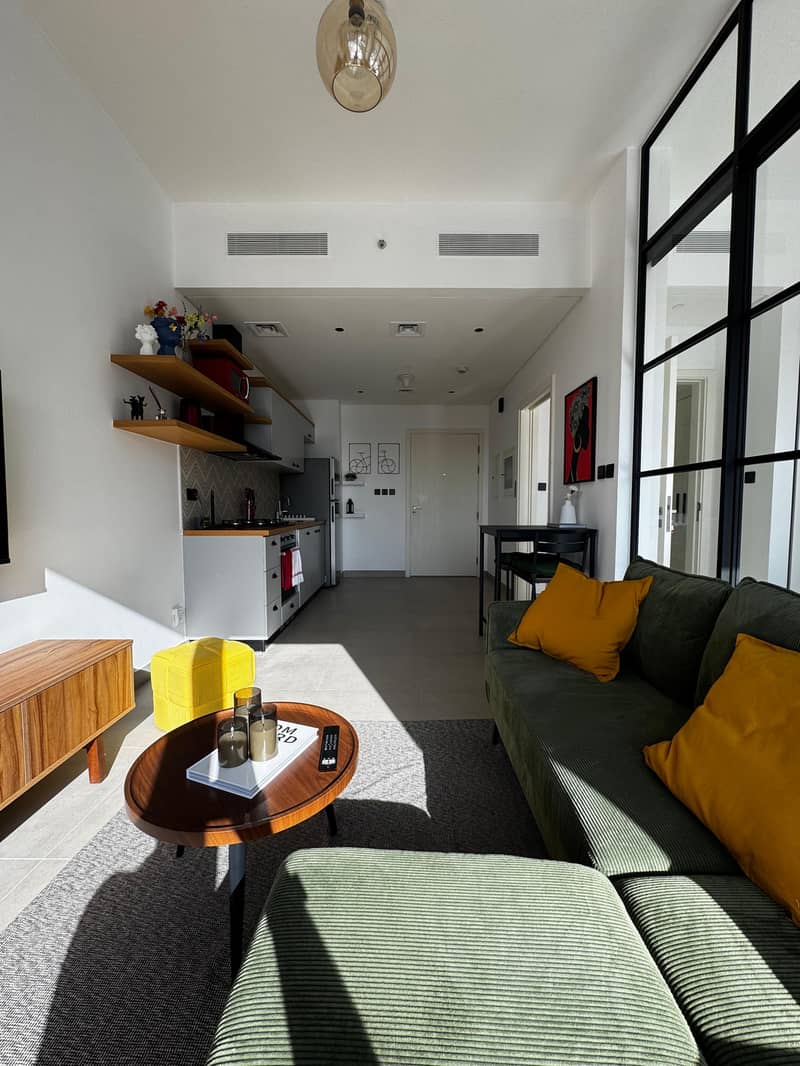 Fully Furnished 1-BHK | Pool View | Prime location - Image 8