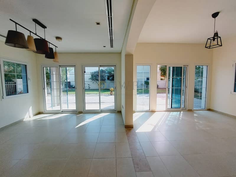 Corner Single Row Mansion With Lush Green Garden