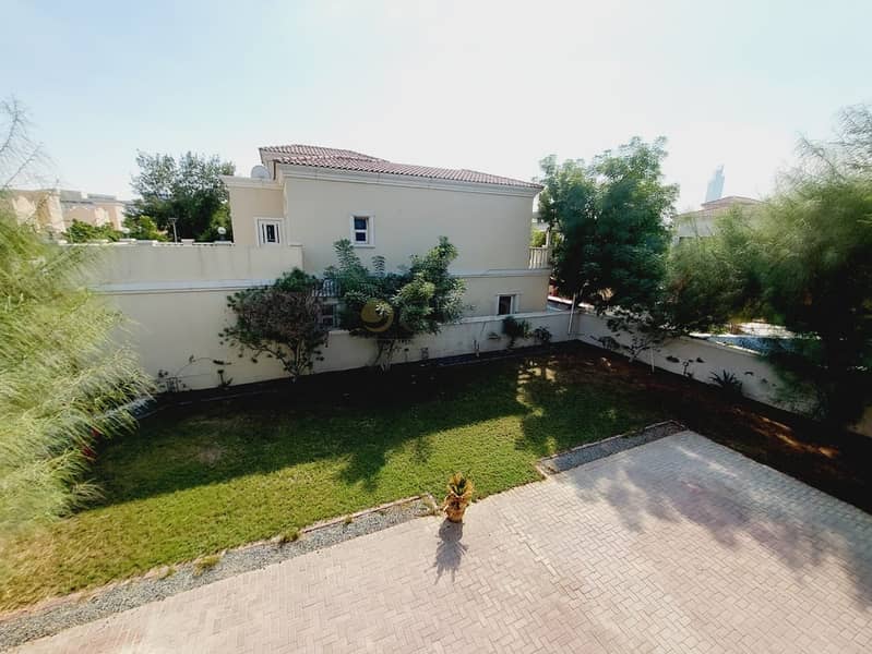 Corner Single Row Mansion With Lush Green Garden - Image 6