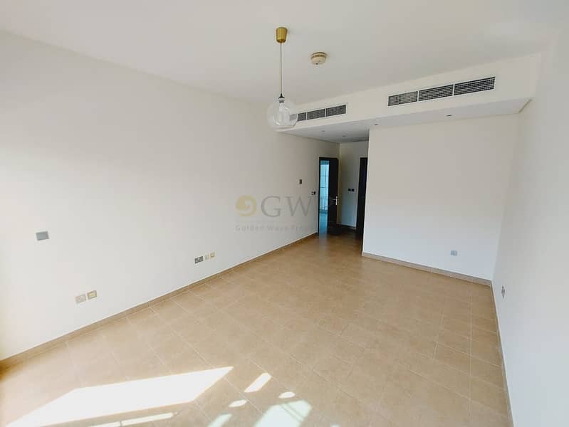 Corner Single Row Mansion With Lush Green Garden - Image 7