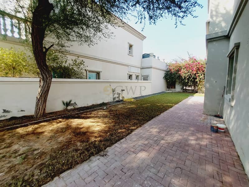 Corner Single Row Mansion With Lush Green Garden - Image 13
