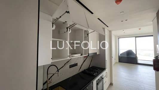 Studio for Rent in Business Bay, Dubai - Top Floor | High Demand Tower | Jacuzzi
