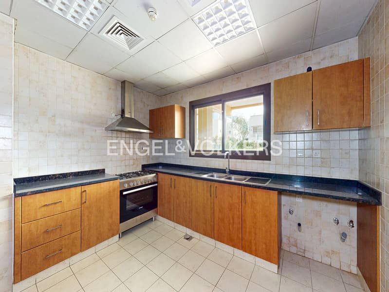 Pool And Skyline View | Vacant | Rare | Spacious - Image 7