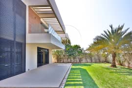 VACANT | 5BR Villa Single Row | Landscape Garden