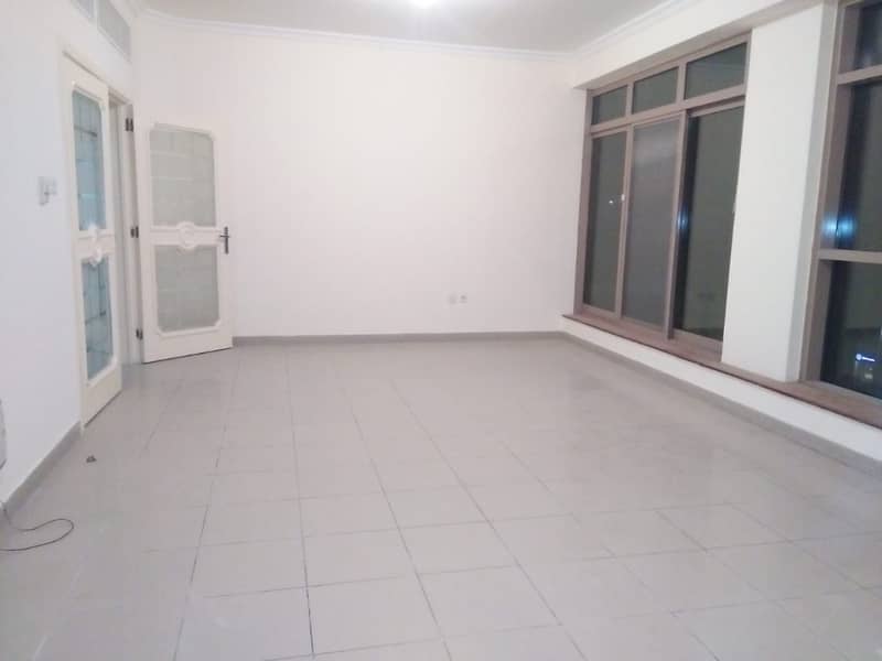 شقة في شارع المطار 3 غرف 70000 درهم - 4251236