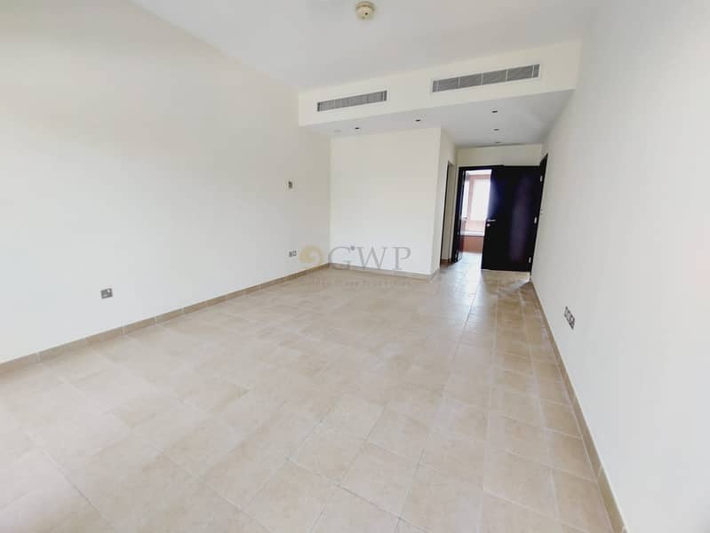 Corner | Next To Park | Private | Sunny and Bright - Image 8