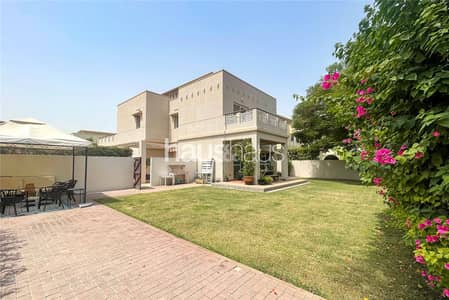 3 Bedroom Villa for Sale in The Lakes, Dubai - Large plot | Park backing | Renovation Opportunity