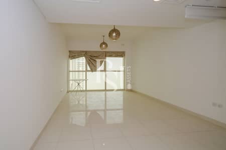 阿尔雷姆岛， 阿布扎比 1 卧室公寓待售 - Burooj-views-marinasquare-al-reem-island-abu-dhabi-living-area. JPG