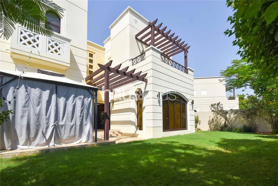 Fantastic Location | End Unit | Single Row
