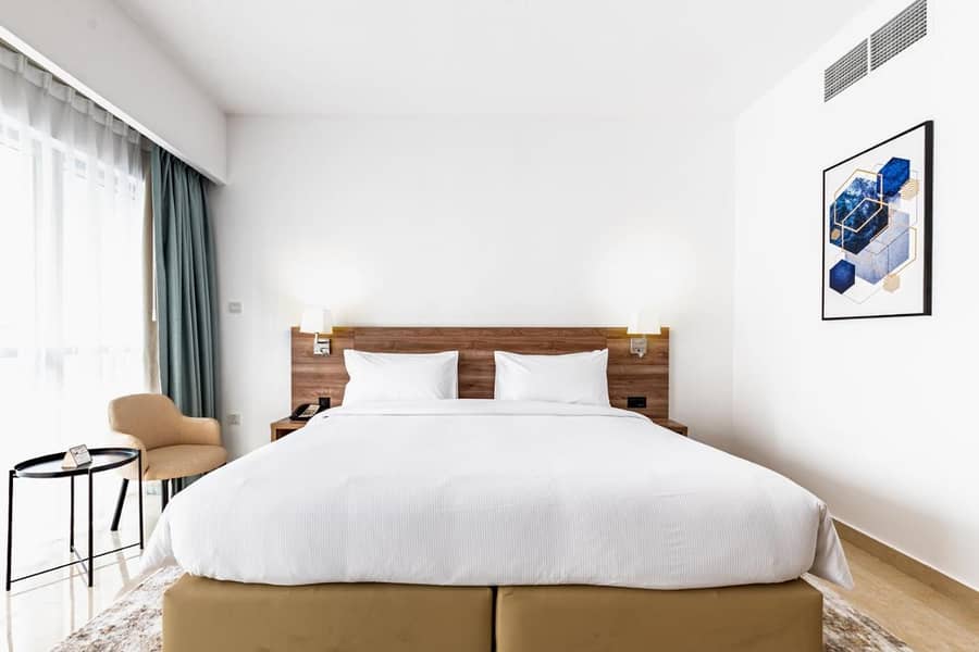 Spacious Furnished One Bedroom Free Bills - Image 6