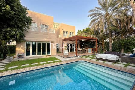 4 Bedroom Villa for Rent in The Meadows, Dubai - Great Location | Private Pool | Fully Upgraded