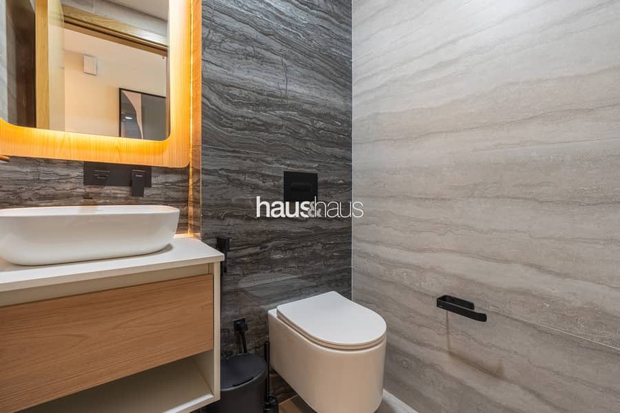 Newly Furnished | Near Circle Mall | Elegant - Image 25