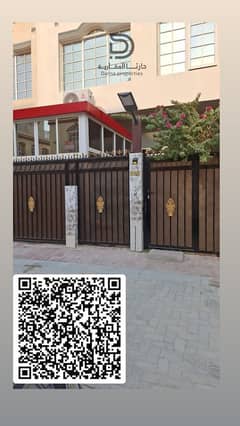 فيلا بتصميم عصري ومساحات واسعة تفاصيل العقار: بوابة خاصة وحديقة/مساحة خارجية خضراء صالة معيشة واسعة مطبخ حديث مجهز غرفة نوم أولى في الطابق الأول مجلس / غرفة إضافية خارجية غرفة نوم ثانية في الطابق الأول غرفة نوم ماستر في الطابق الثاني مع: غرفة ملابس "Wal