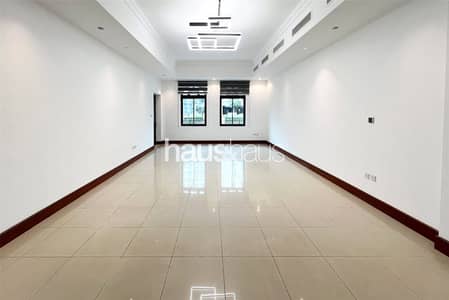 3 Bedroom Flat for Sale in Palm Jumeirah, Dubai - Garage | Unfurnished | Next To Nakheel Mall