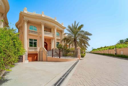 4 Bedroom Villa for Rent in Palm Jumeirah, Dubai - Luxurious Living > Rooftop Pool > Beachfront