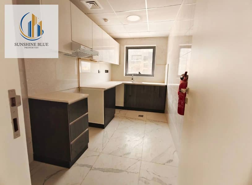 BRIGHT AND STUNNING VIEW CLOSE KITCHEN ALL BEST AMINATIES