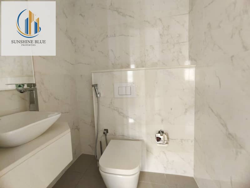 BRIGHT AND STUNNING VIEW CLOSE KITCHEN ALL BEST AMINATIES