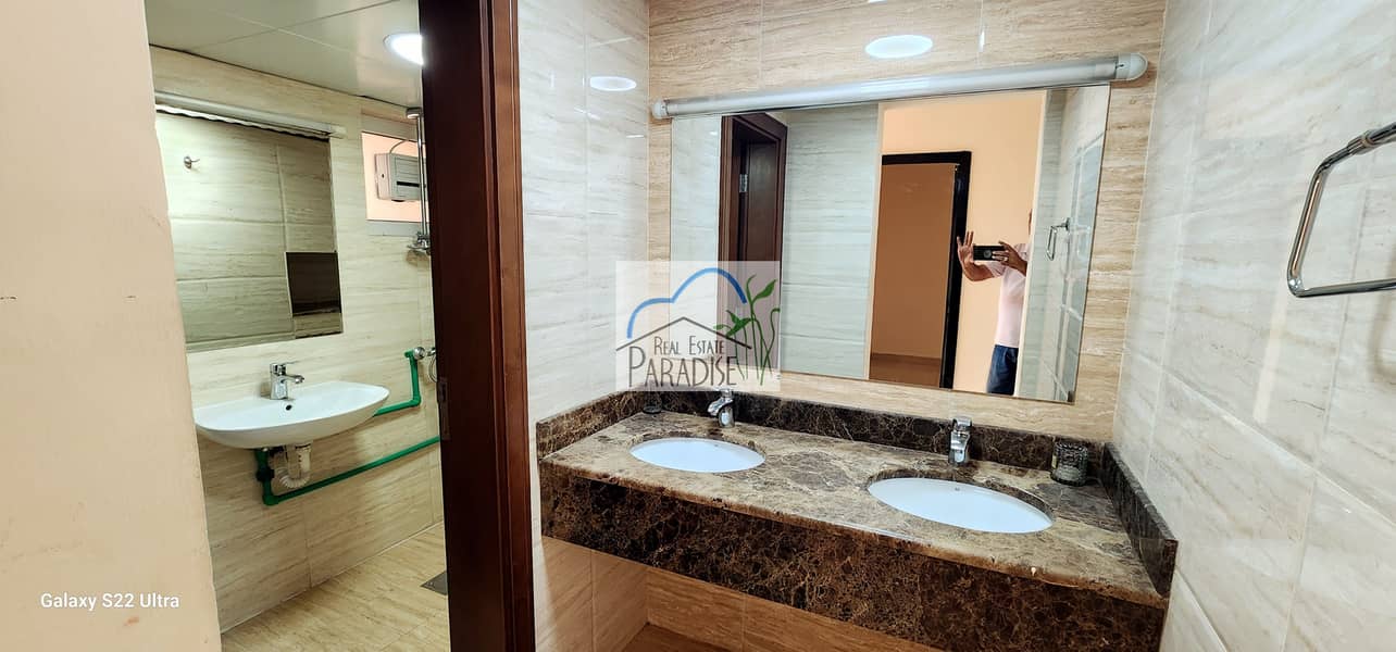 available 6 bedroom 4 master villa/ specious living/dinning area / fitted kitchen store room/laundry room/shared s/pool 3 parking/for rent in mirdif