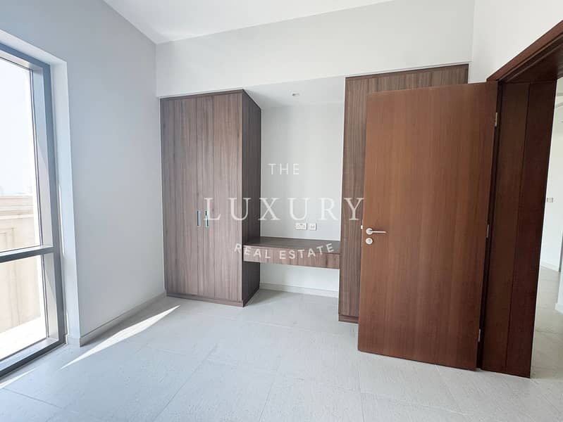 10 Vacant___Beachfront_Living___Spacious_2BR-15. jpg