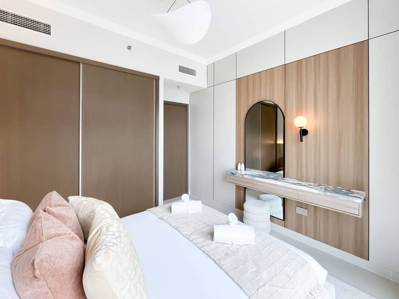 Palace Beach House 1BR Waterfront Elegance with Marina Skyline Views- ALL BILLS INCLUDED