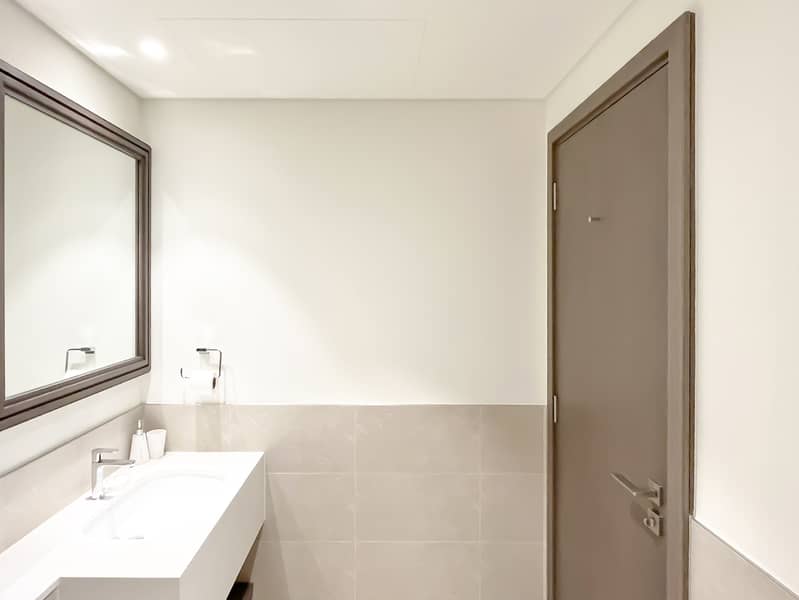 Palace Beach House 1BR Waterfront Elegance with Marina Skyline Views- ALL BILLS INCLUDED - Image 25