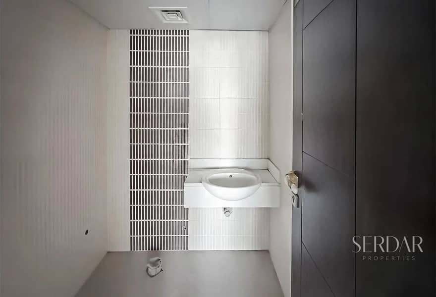 Double-Height Loft with Sea and Skyline Views - Image 6