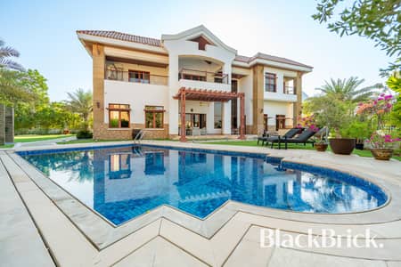 5 Bedroom Villa for Sale in Jumeirah Islands, Dubai - Rare Lakefront Mansion | Renovation Potential
