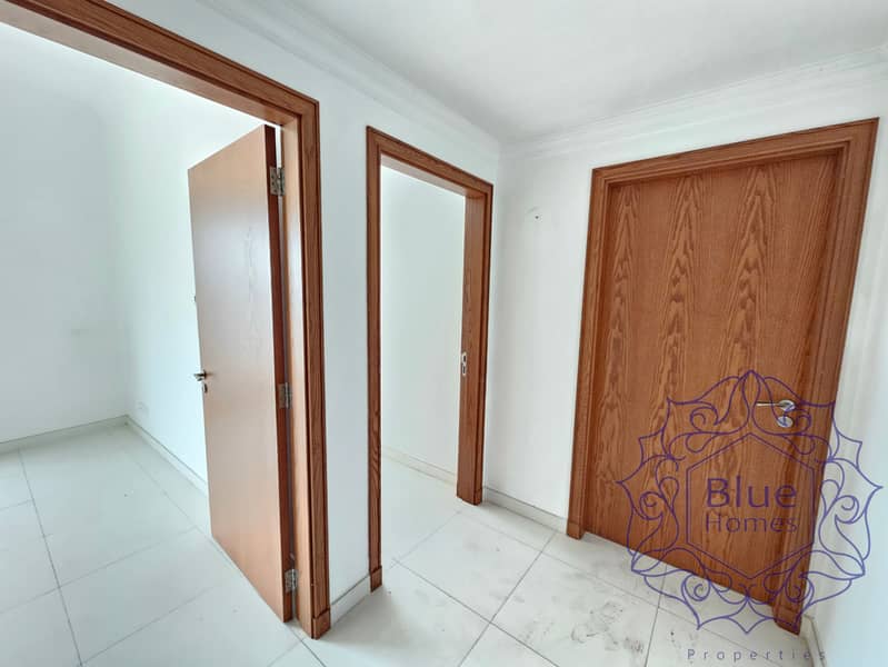 Burj khalifa view! 3BR+ store Lavish spacious near to oud metha merto - Image 6