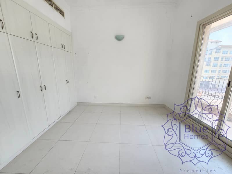 Burj khalifa view! 3BR+ store Lavish spacious near to oud metha merto - Image 7