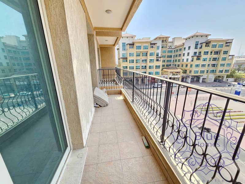 Burj khalifa view! 3BR+ store Lavish spacious near to oud metha merto - Image 8